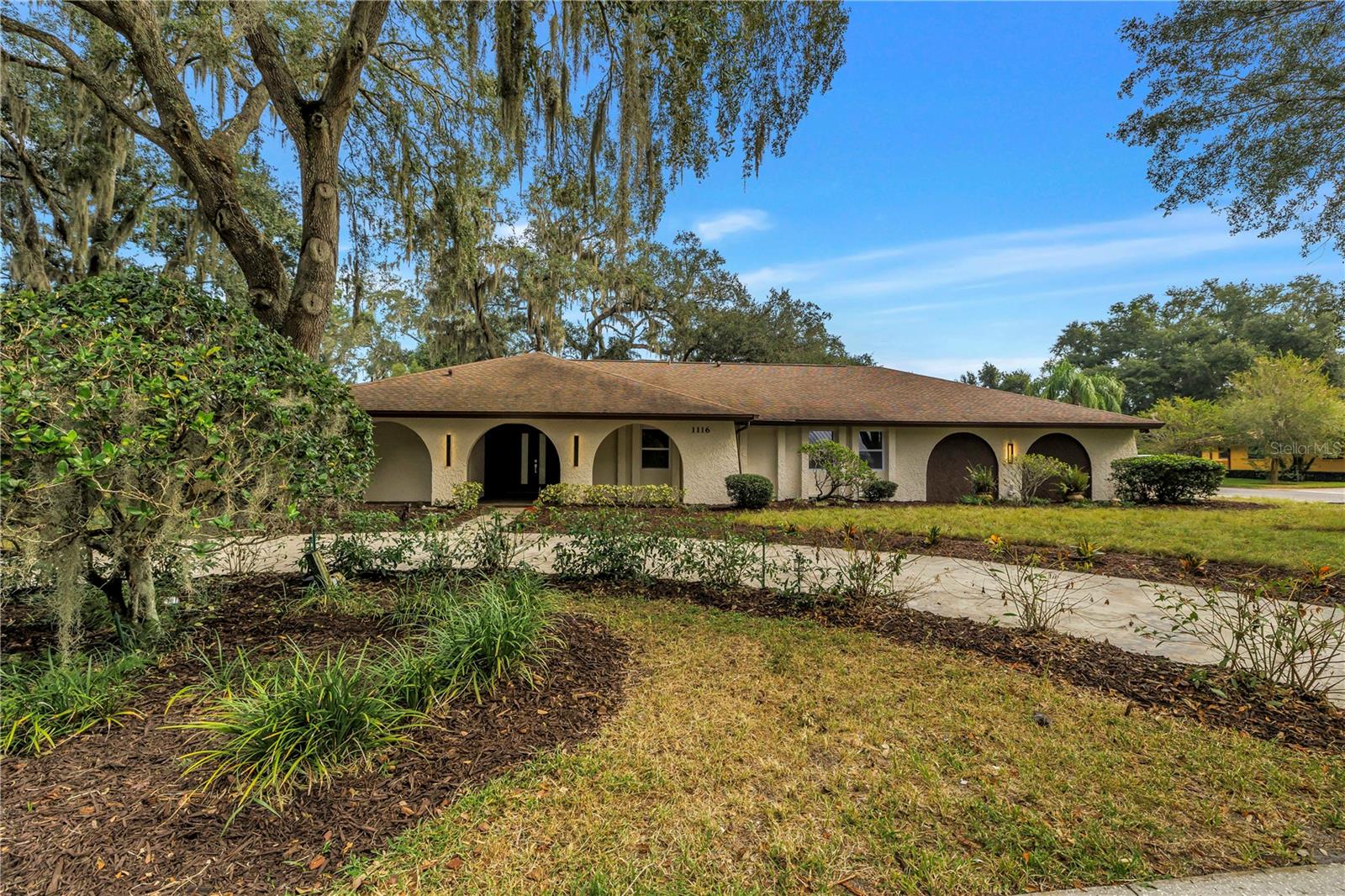 1116 N RIVERHILLS DR