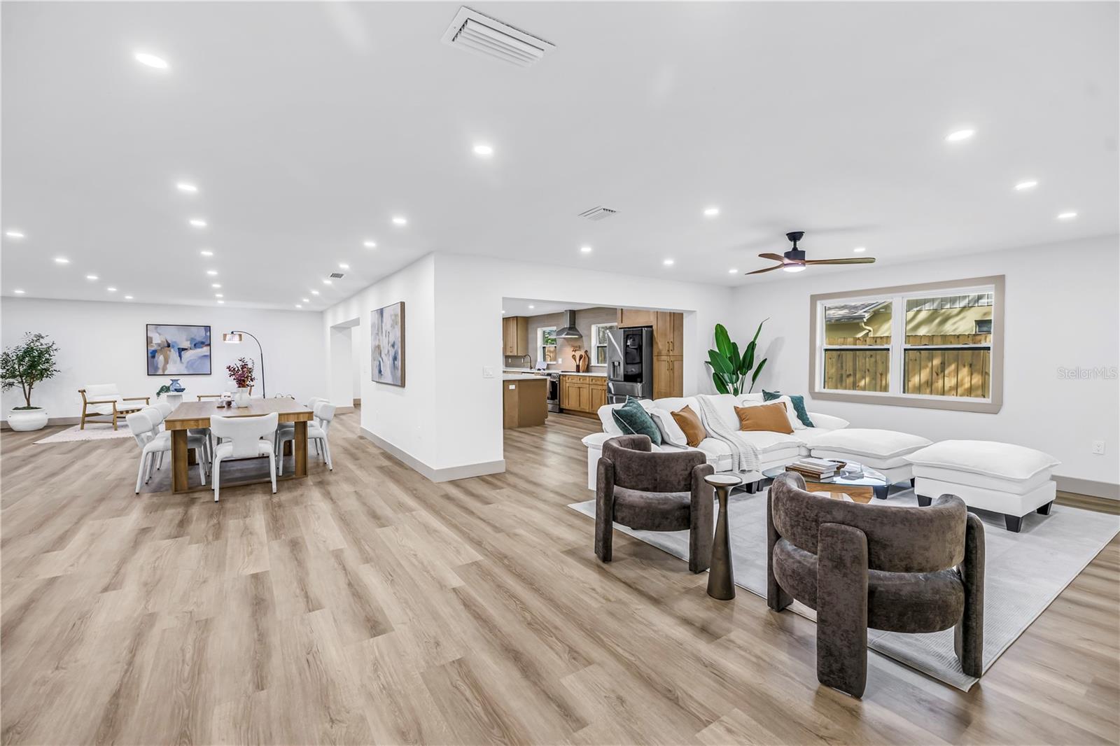 1116 N RIVERHILLS DR