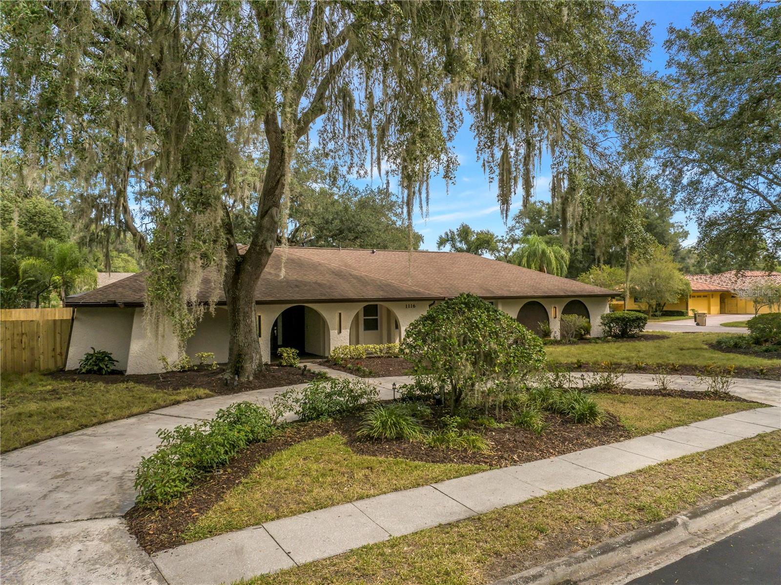 1116 N RIVERHILLS DR