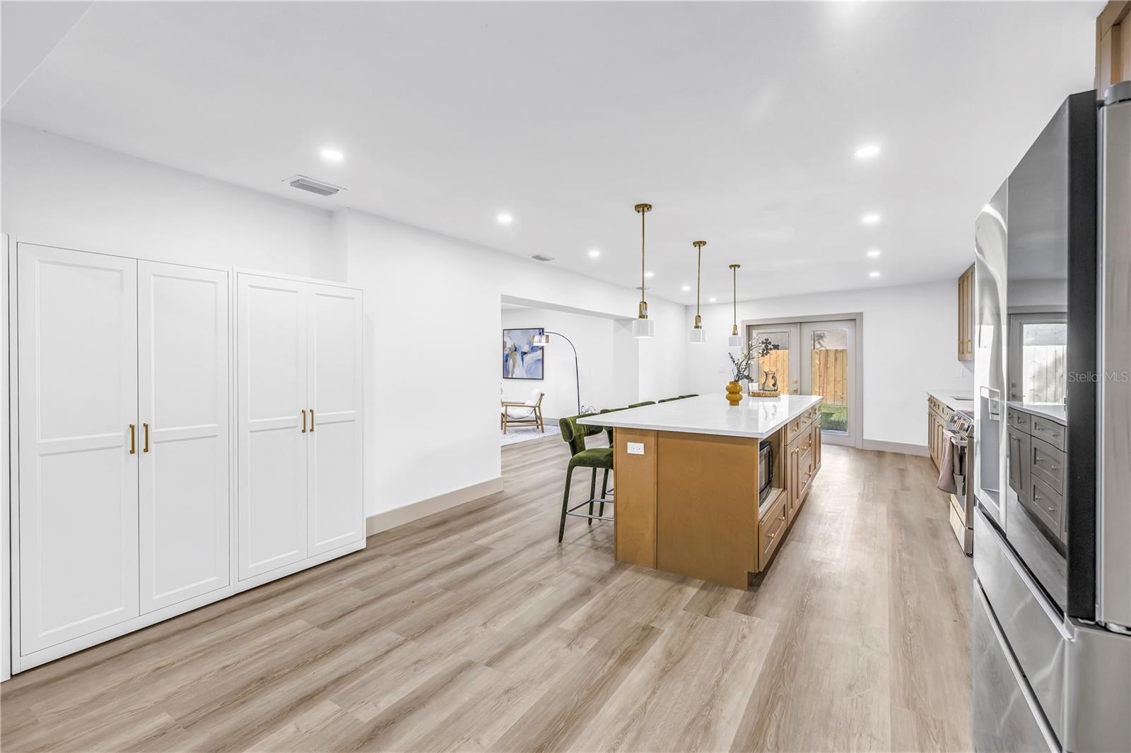 1116 N RIVERHILLS DR