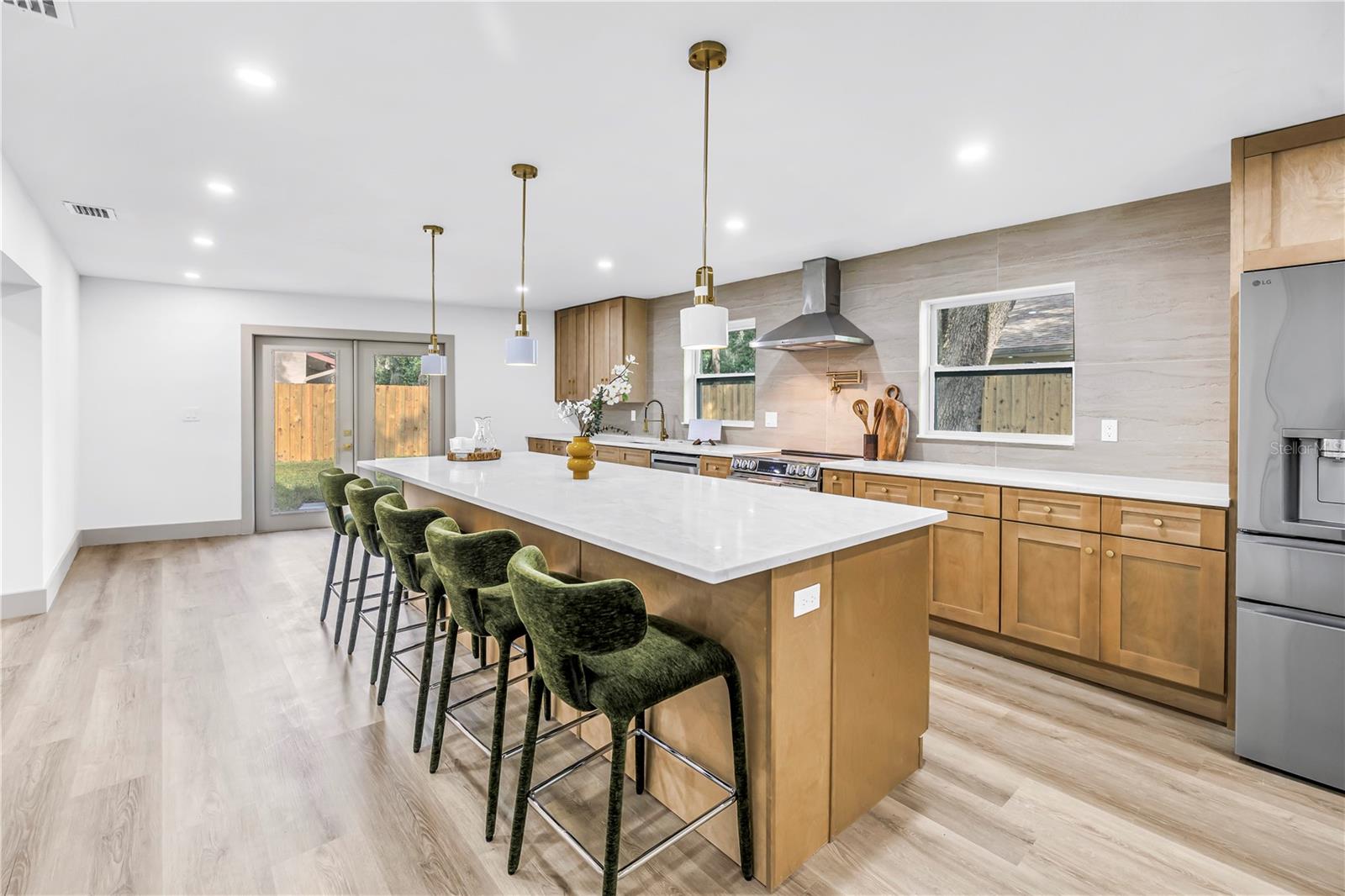 1116 N RIVERHILLS DR