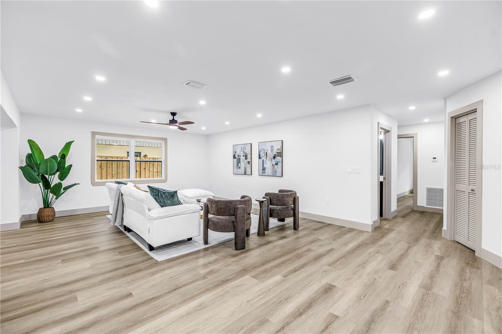 1116 N RIVERHILLS DR