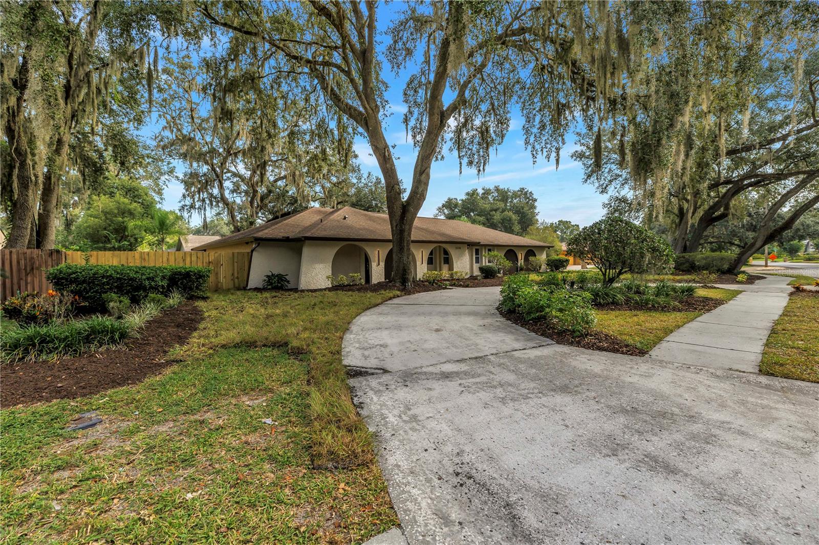 1116 N RIVERHILLS DR