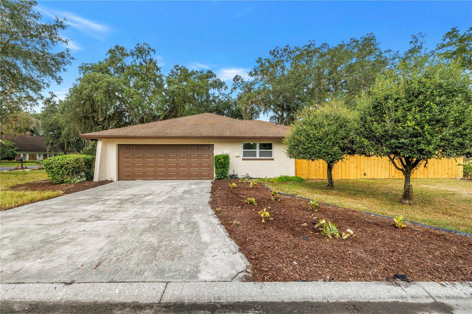 1116 N RIVERHILLS DR