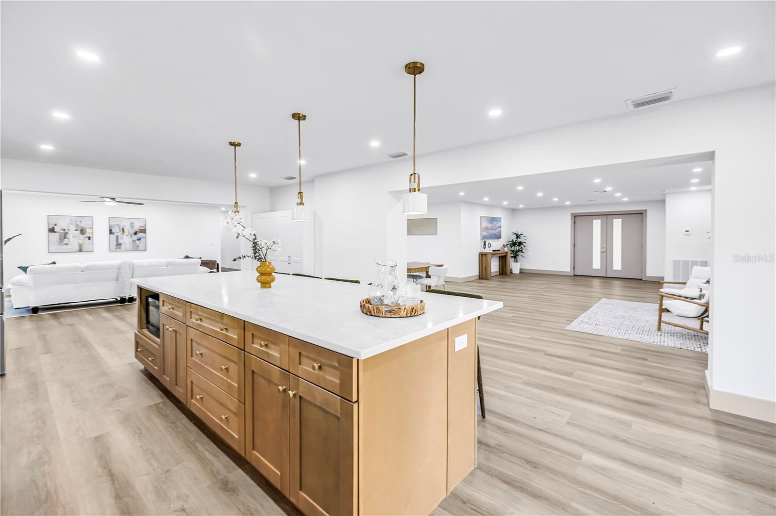 1116 N RIVERHILLS DR