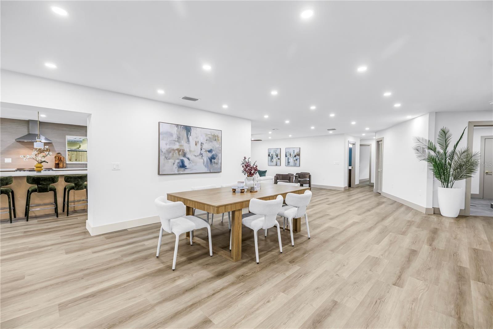 1116 N RIVERHILLS DR