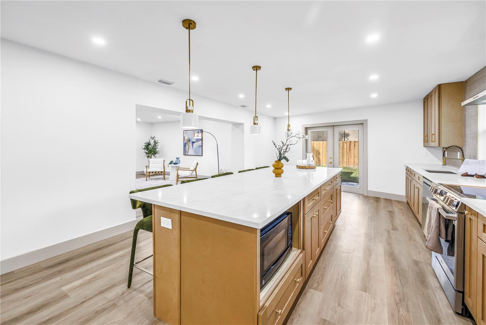 1116 N RIVERHILLS DR
