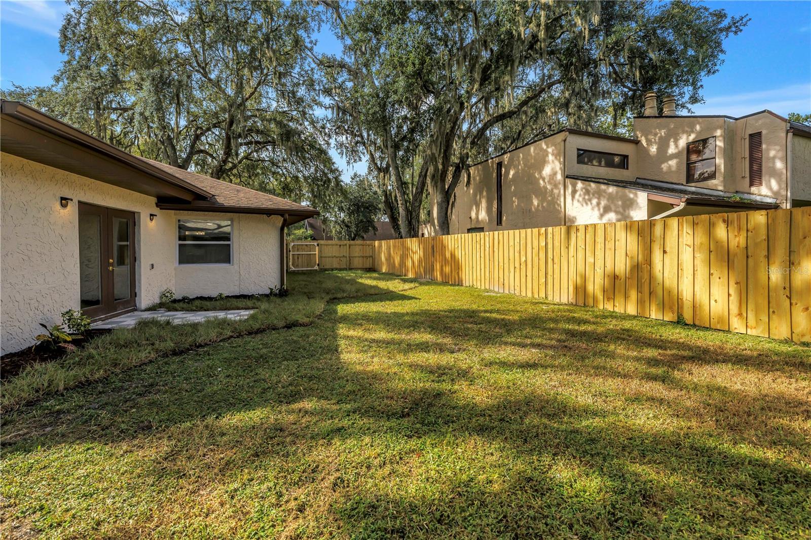 1116 N RIVERHILLS DR