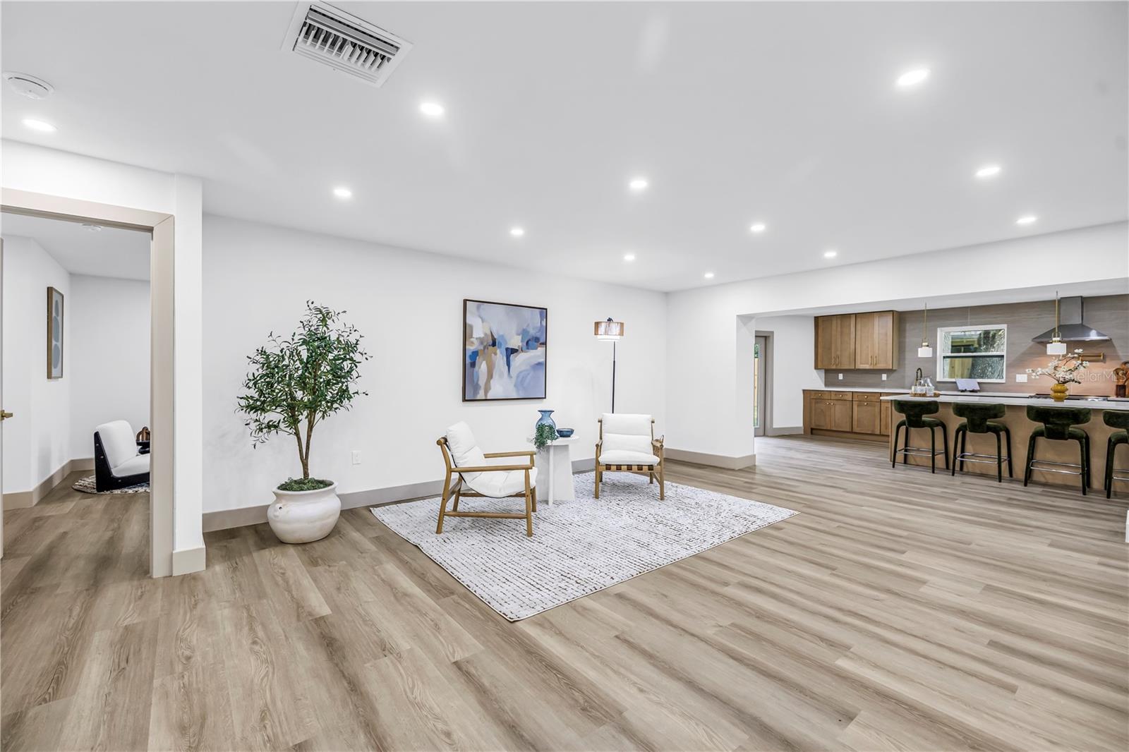 1116 N RIVERHILLS DR