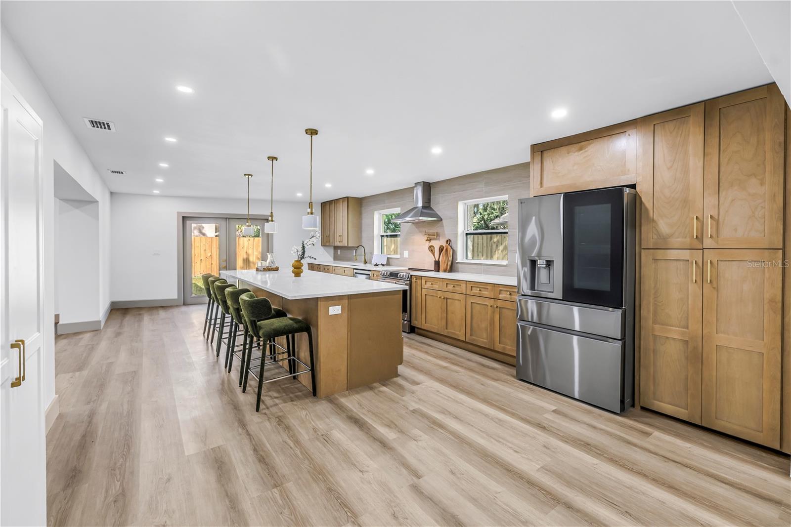 1116 N RIVERHILLS DR