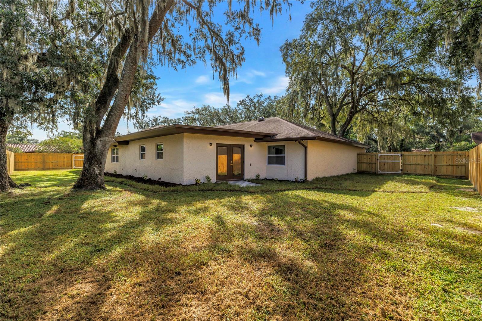 1116 N RIVERHILLS DR