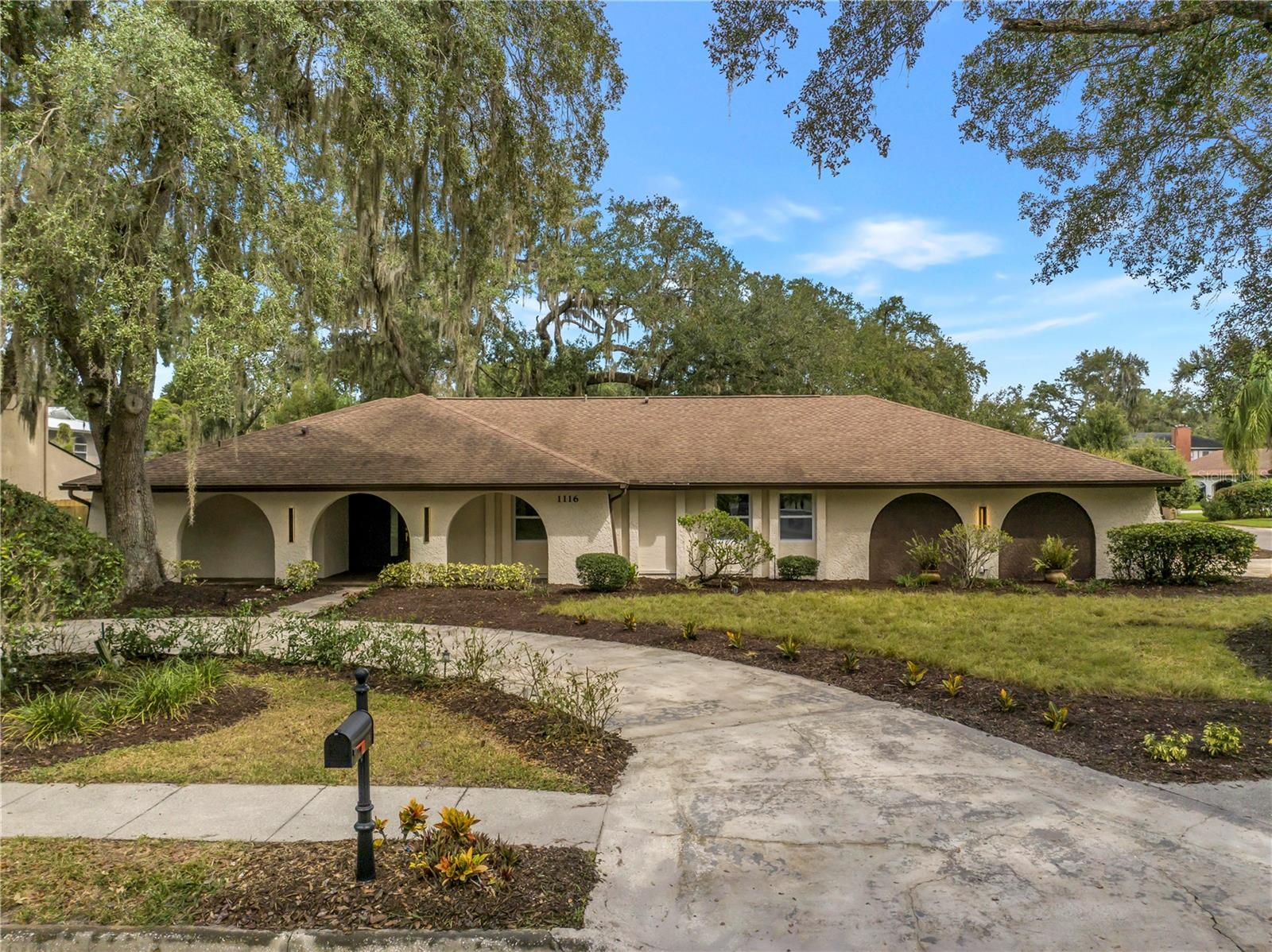 1116 N RIVERHILLS DR