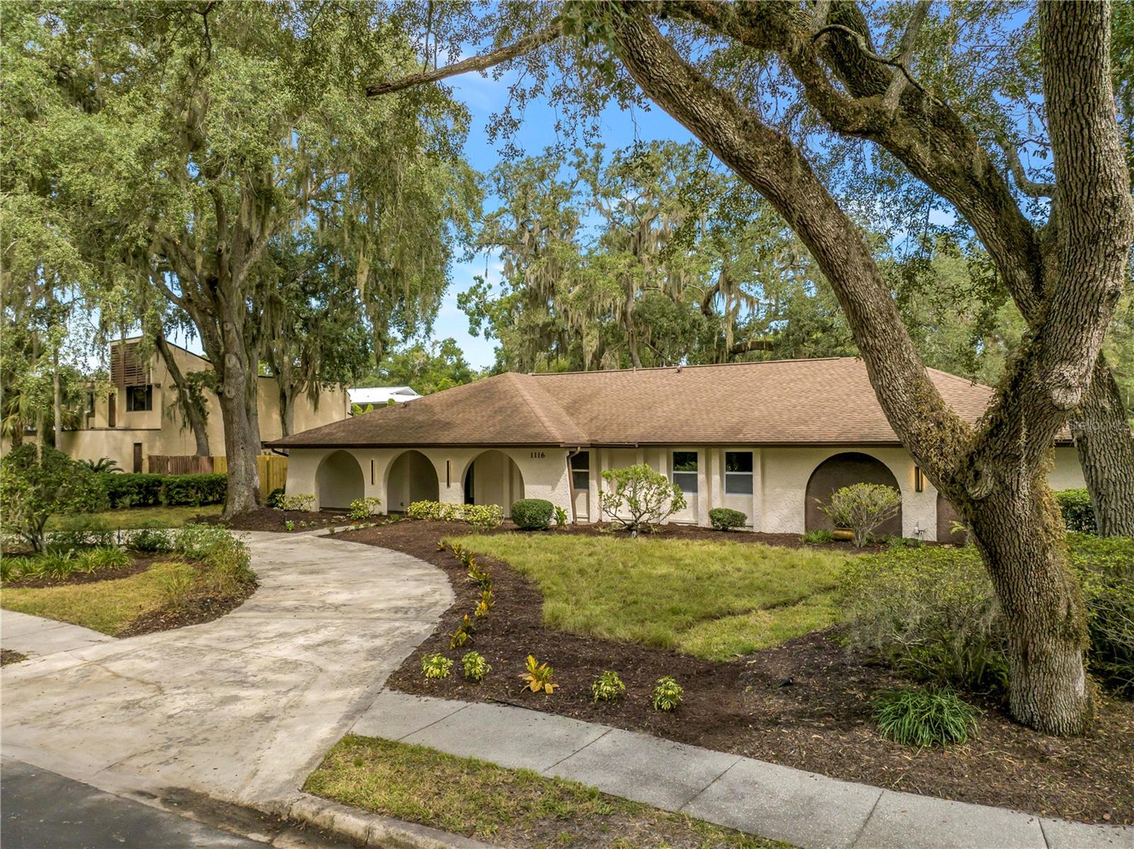 1116 N RIVERHILLS DR