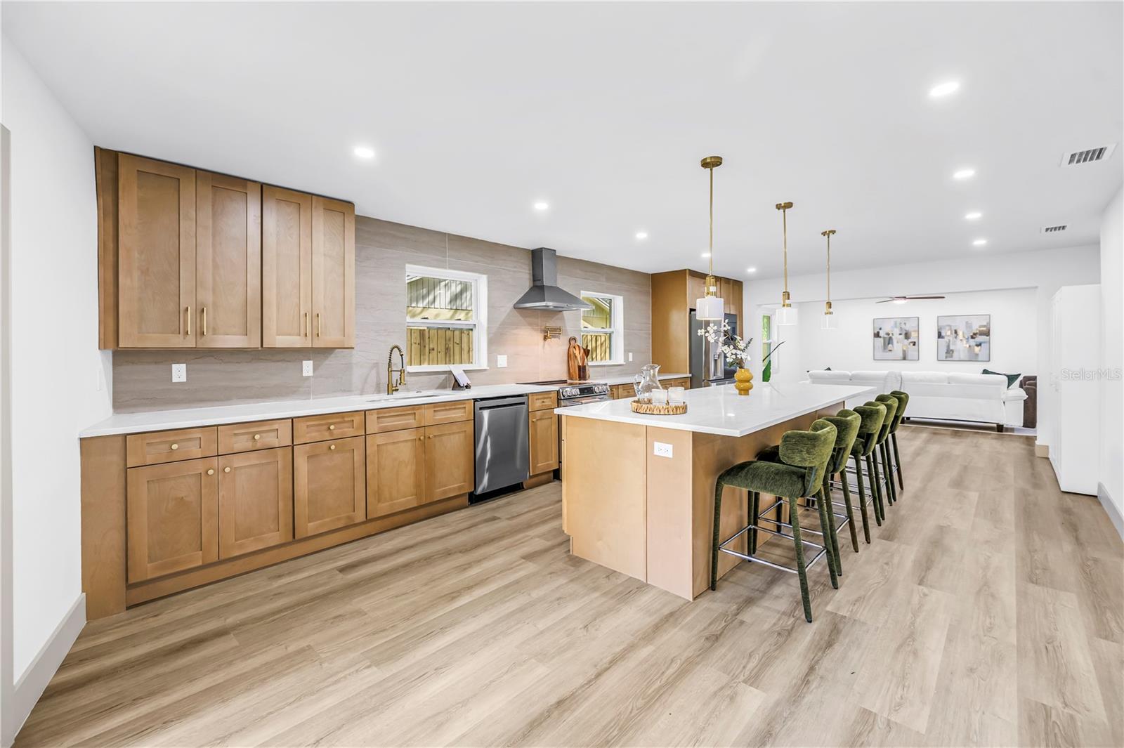 1116 N RIVERHILLS DR