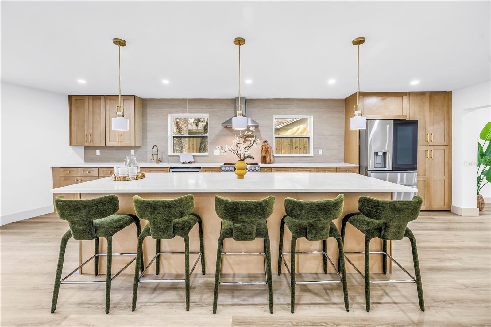 1116 N RIVERHILLS DR