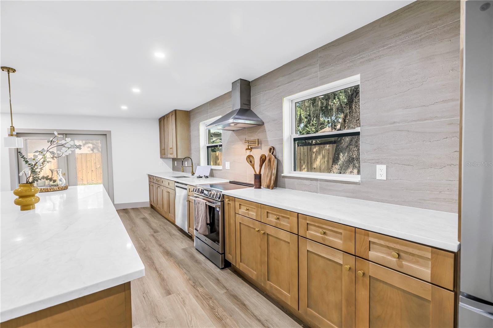 1116 N RIVERHILLS DR