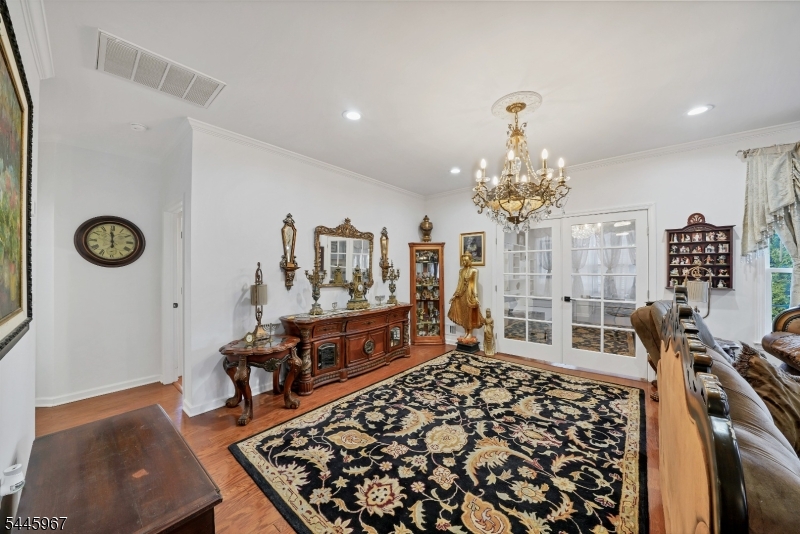 30 Benjamin St