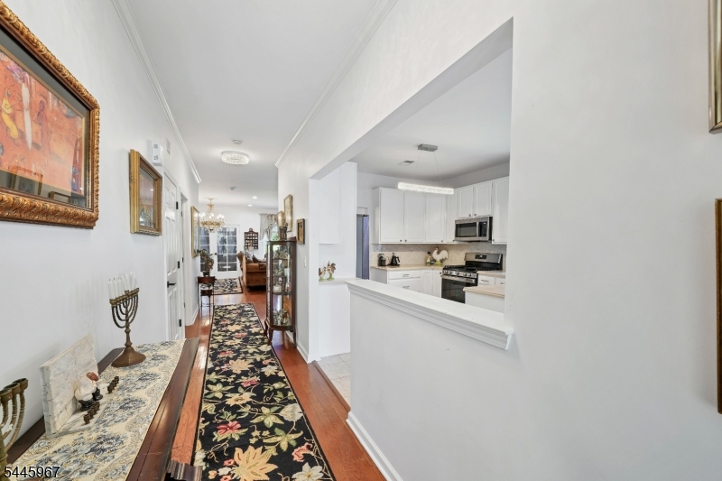 30 Benjamin St