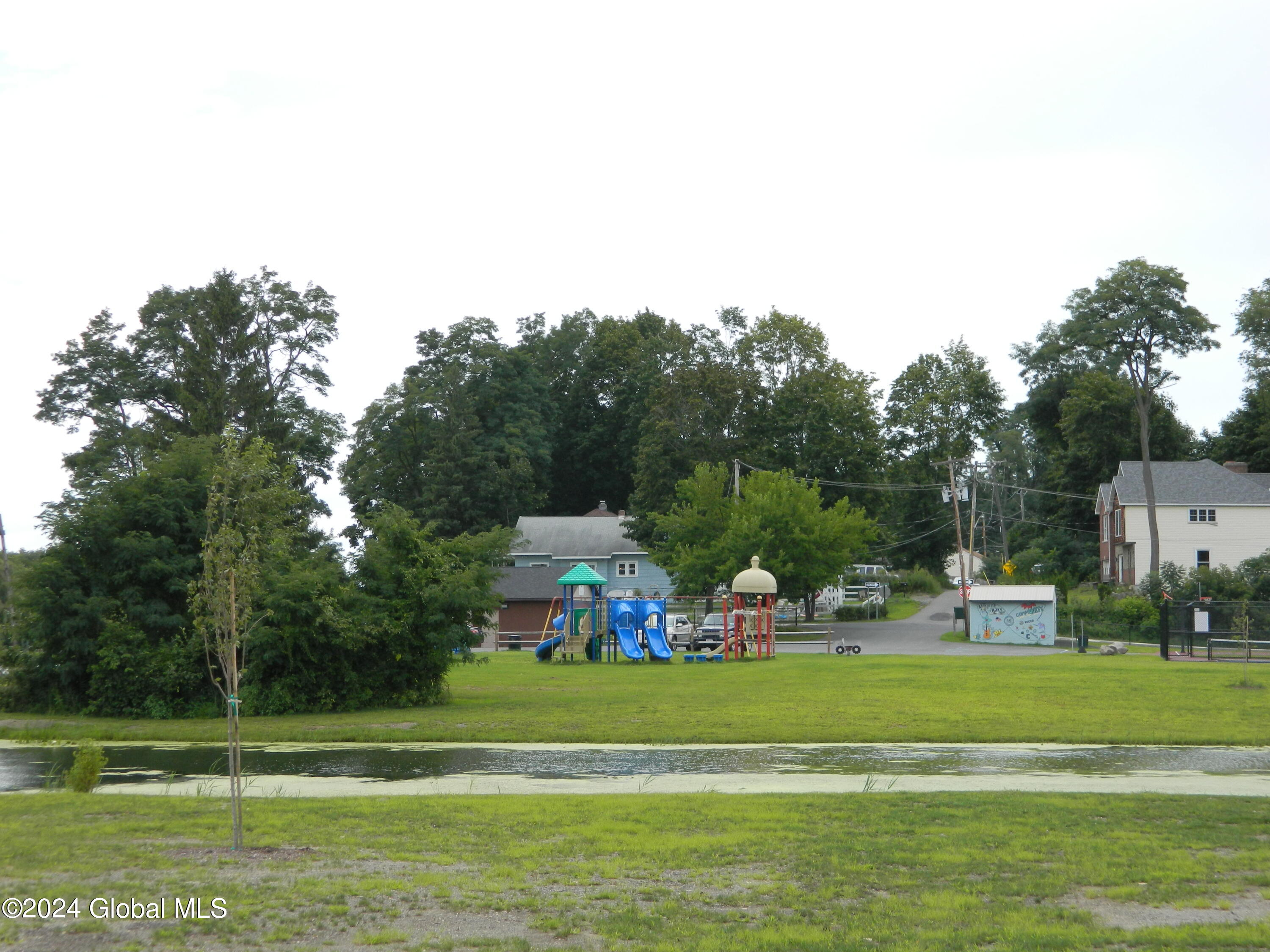 225 Hudson Ave E