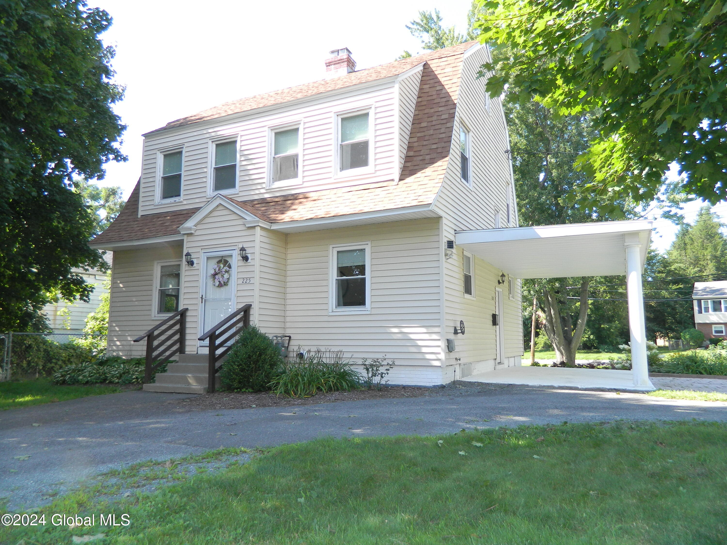 225 Hudson Ave E