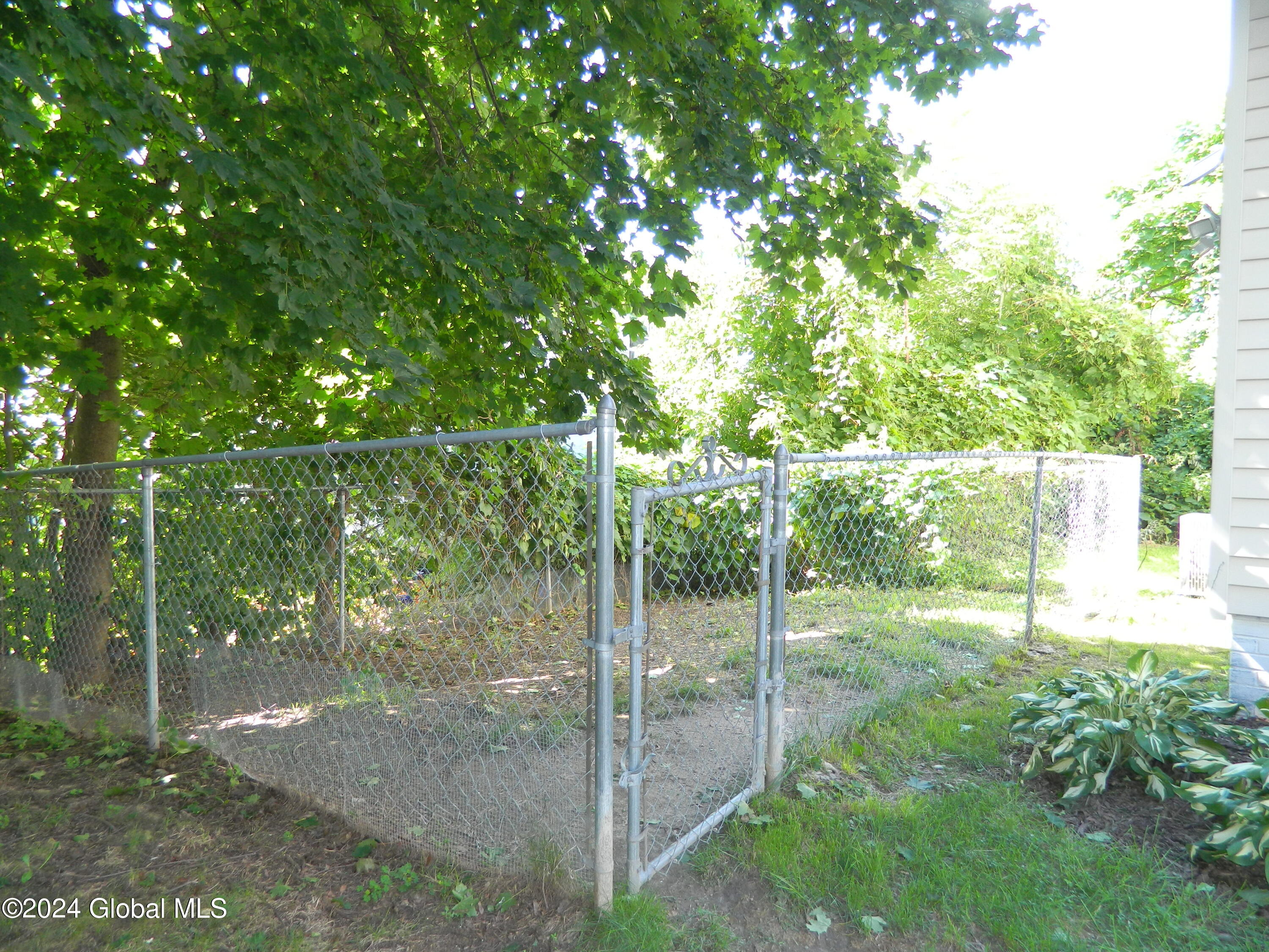 225 Hudson Ave E