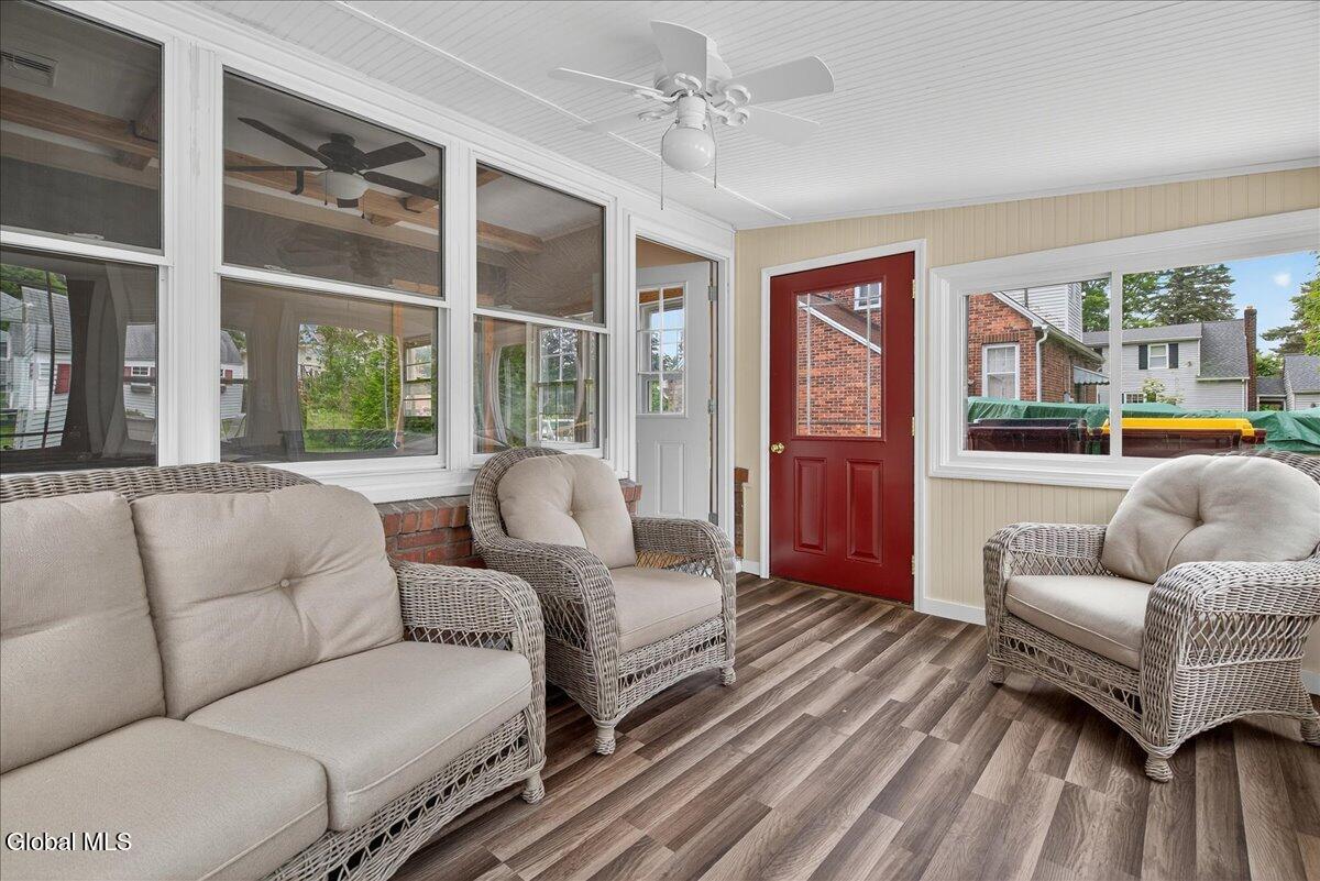 8 E Glenwood Drive