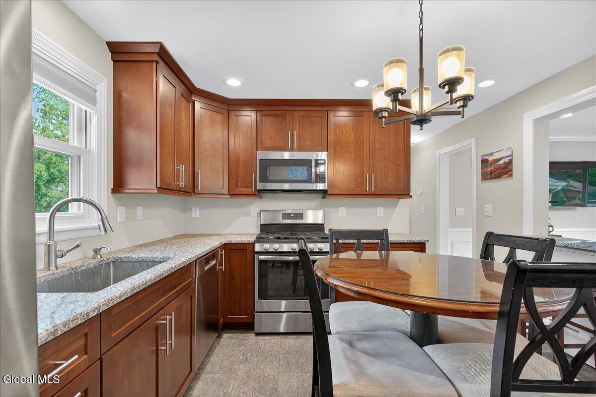8 E Glenwood Drive