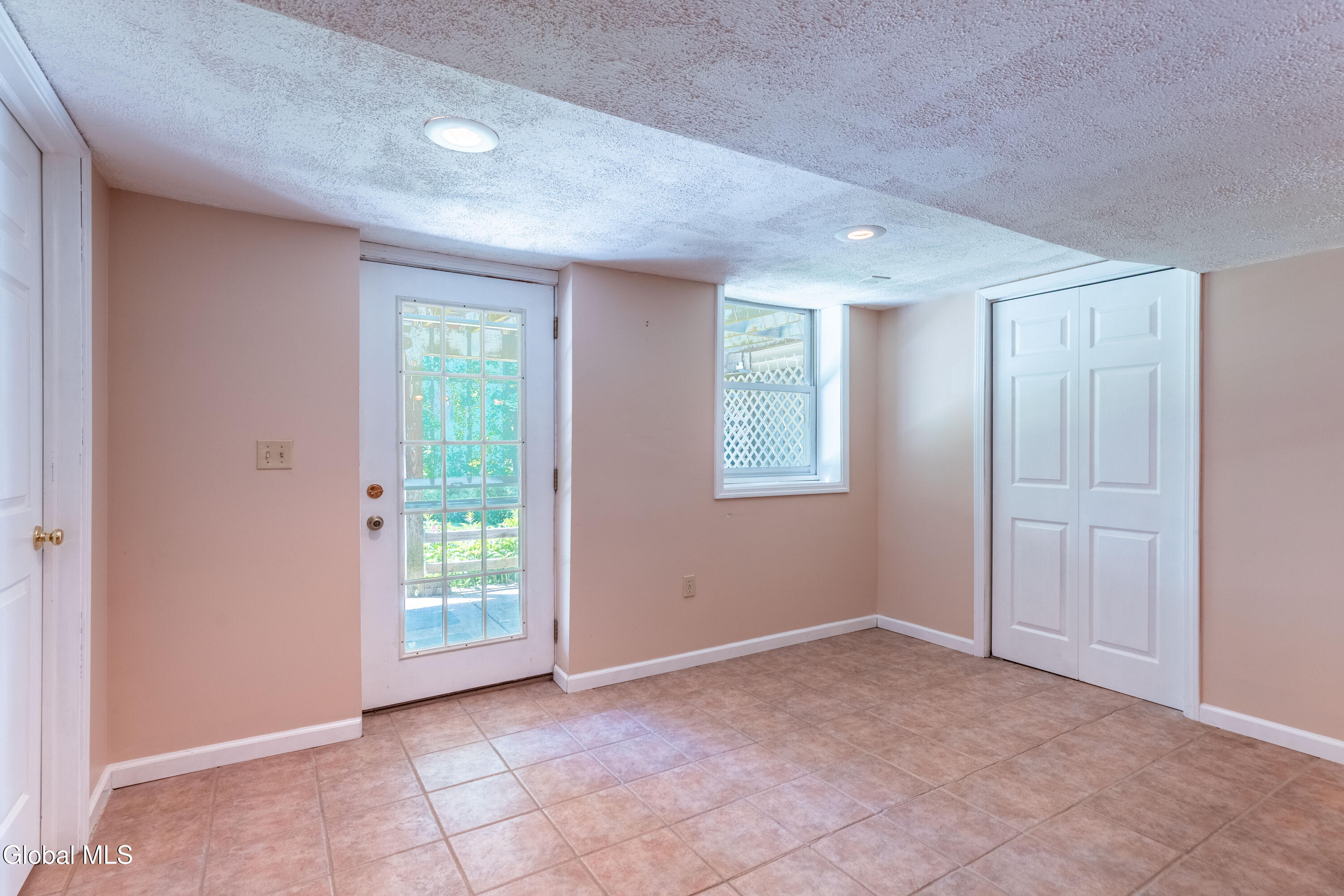14 Edgewater Court