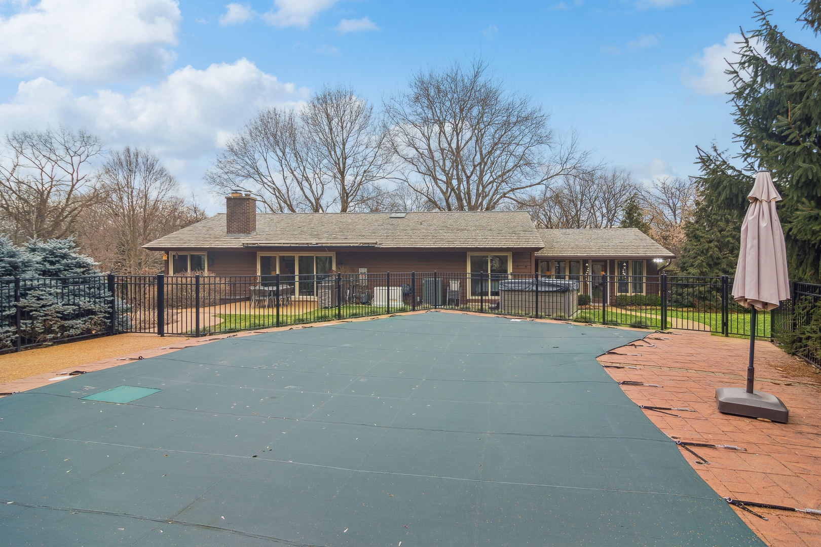 52 E Surrey Lane