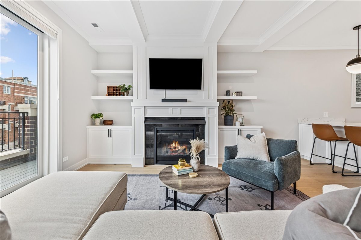 1922 W Belmont Avenue Unit: 3