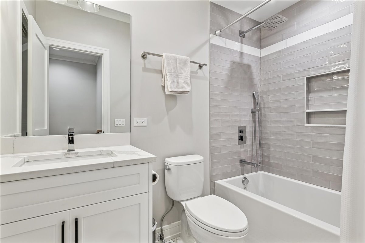 1922 W Belmont Avenue Unit: 3