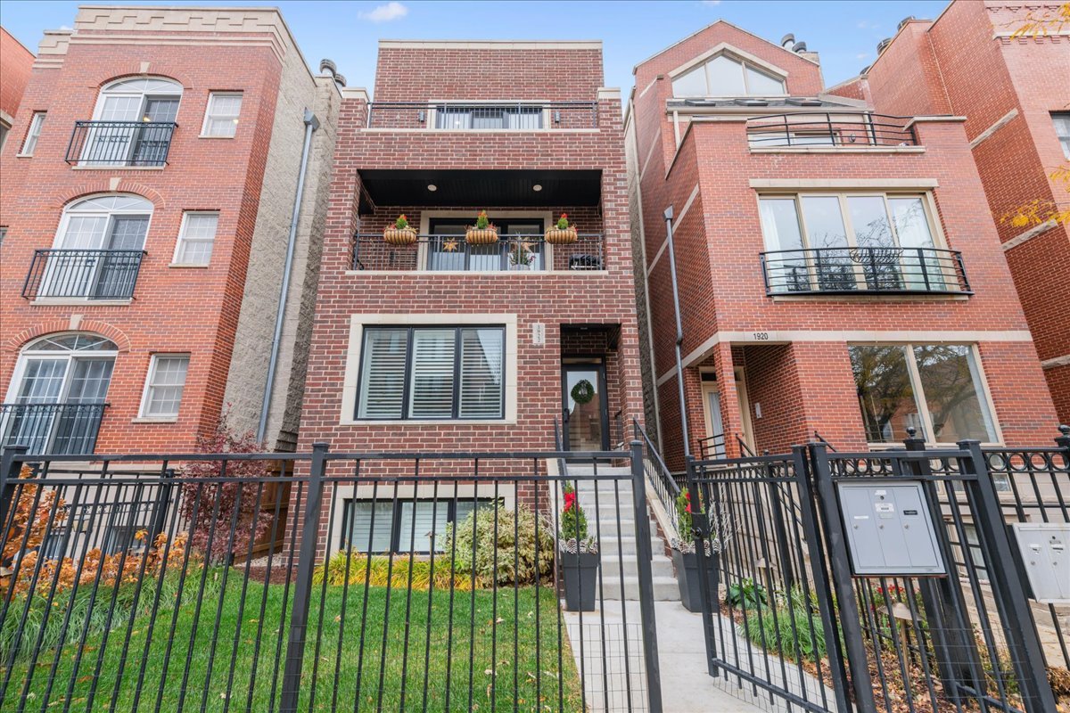 1922 W Belmont Avenue Unit: 3