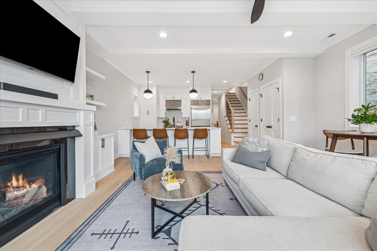 1922 W Belmont Avenue Unit: 3