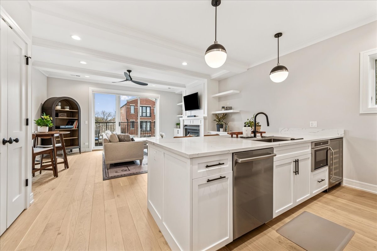 1922 W Belmont Avenue Unit: 3