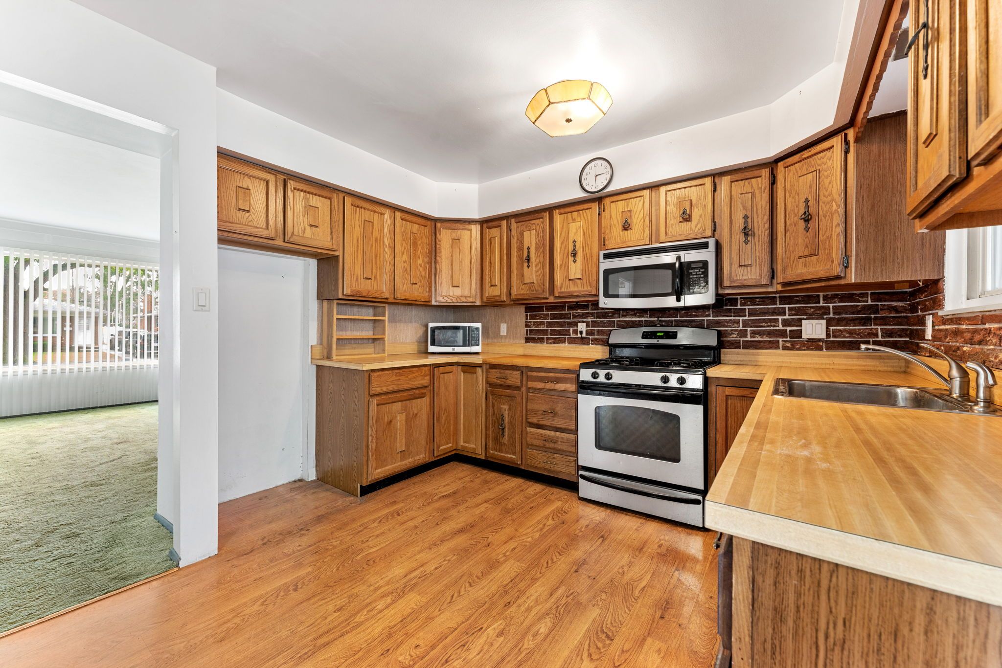 631 CLOVERLAWN Boulevard