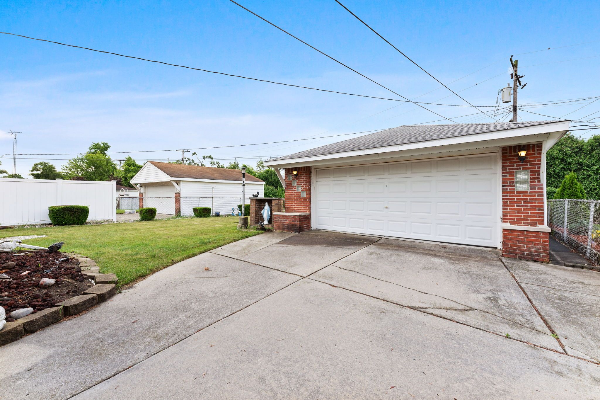 631 CLOVERLAWN Boulevard