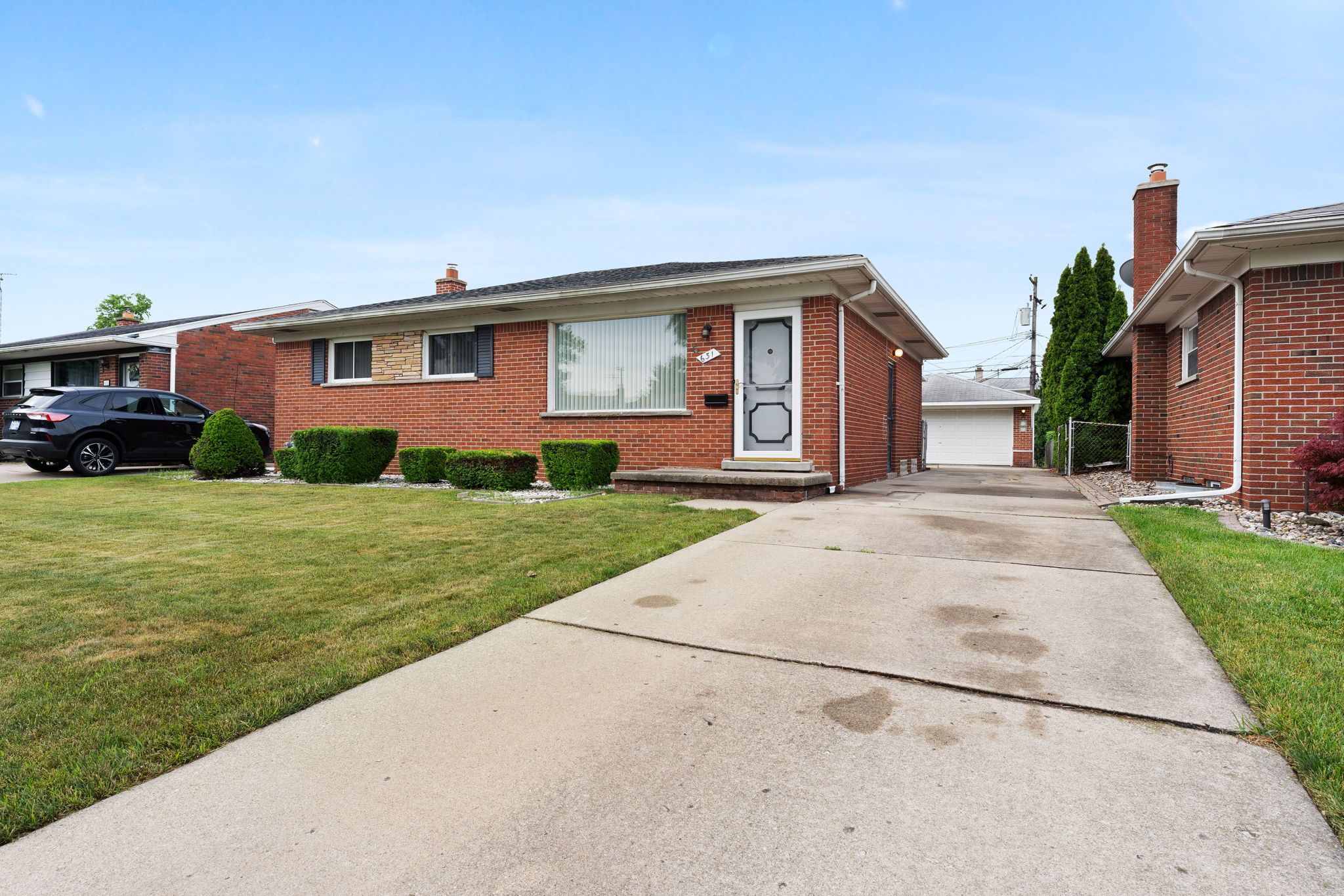631 CLOVERLAWN Boulevard