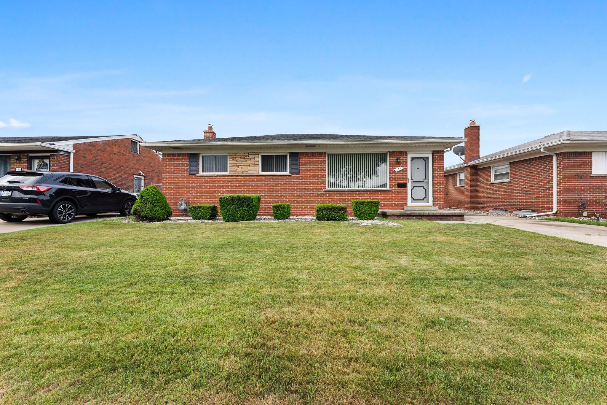 631 CLOVERLAWN Boulevard