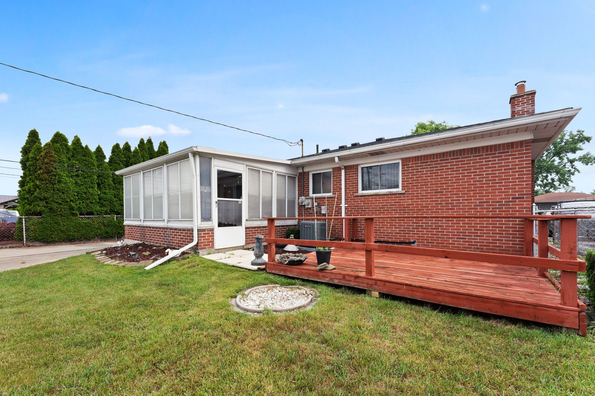 631 CLOVERLAWN Boulevard