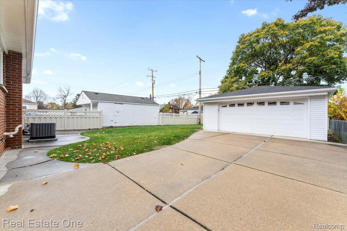 7614 ROBINSON Avenue