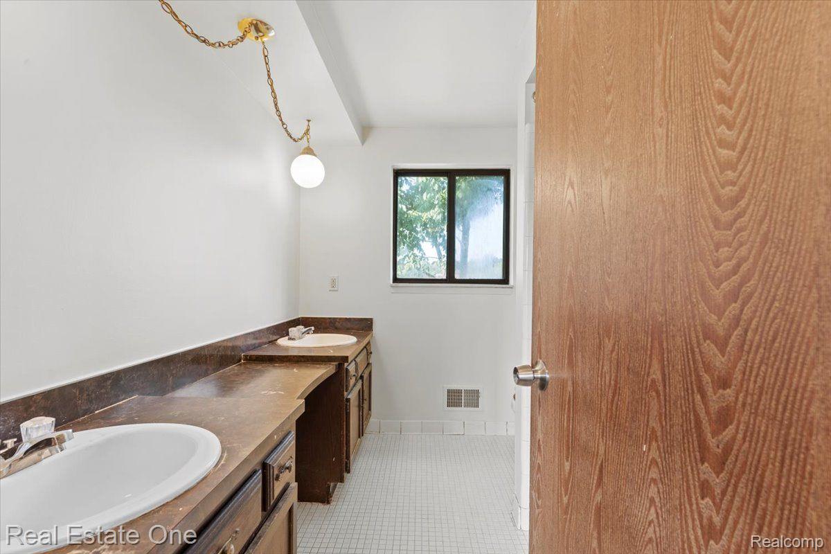 18040 PARKRIDGE Drive