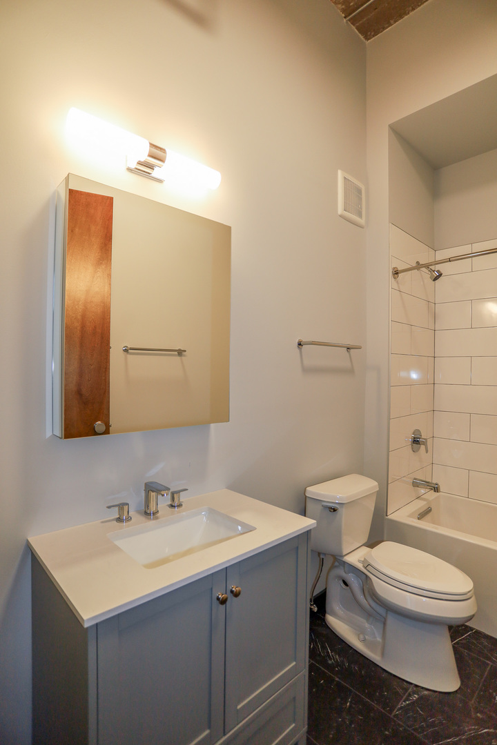 4046 N Hermitage Avenue Unit: 204