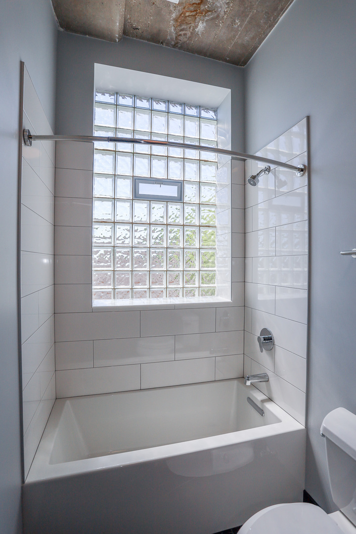 4046 N Hermitage Avenue Unit: 204