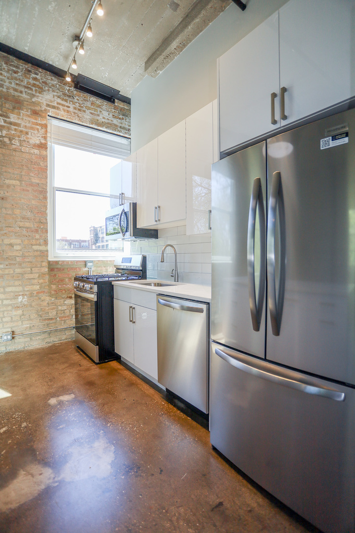 4046 N Hermitage Avenue Unit: 204