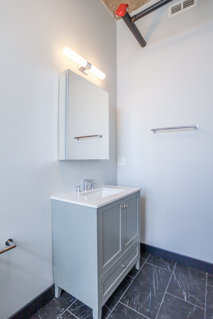 4046 N Hermitage Avenue Unit: 204