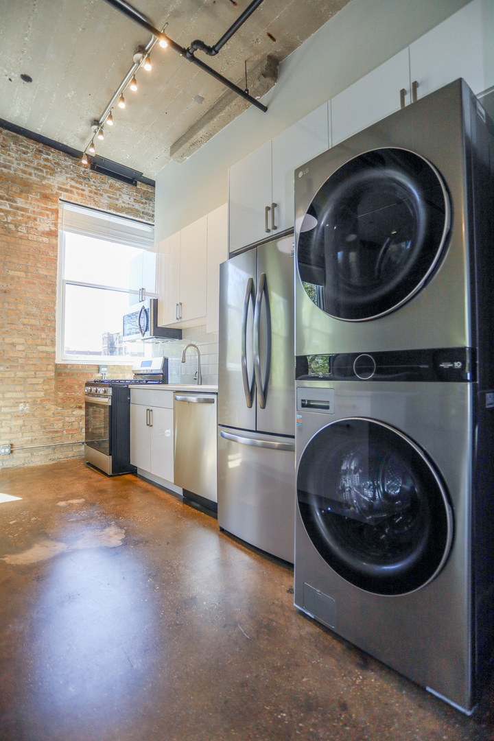 4046 N Hermitage Avenue Unit: 204