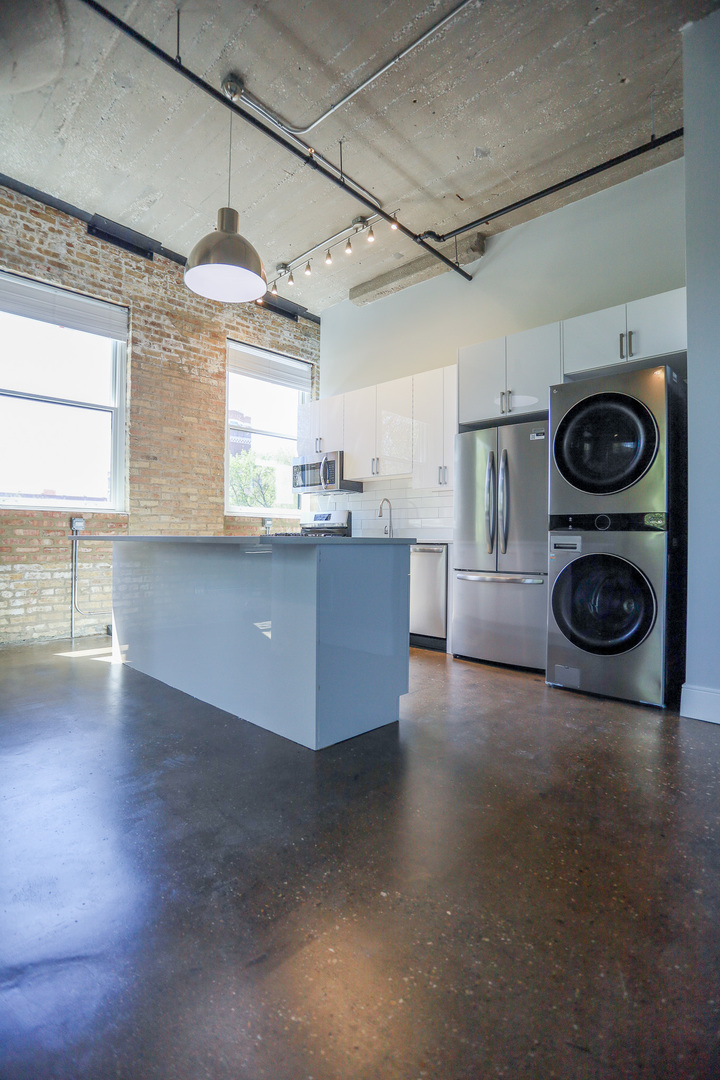 4046 N Hermitage Avenue Unit: 204