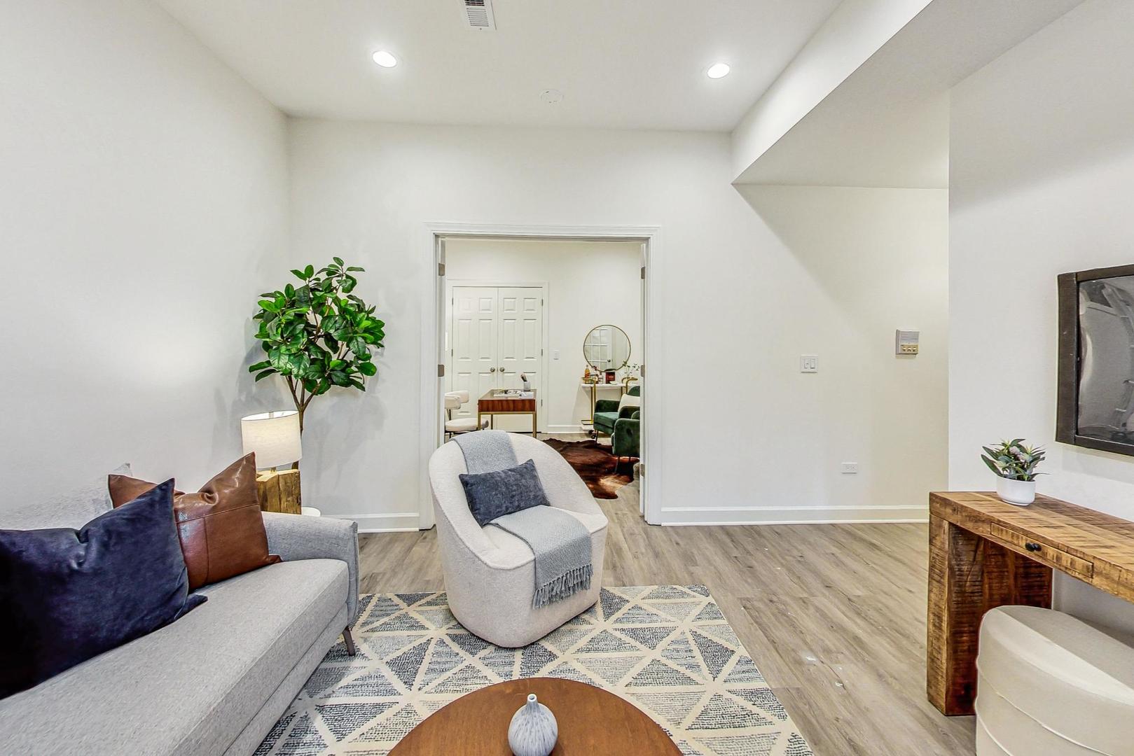 2002 W Race Avenue Unit: 1W