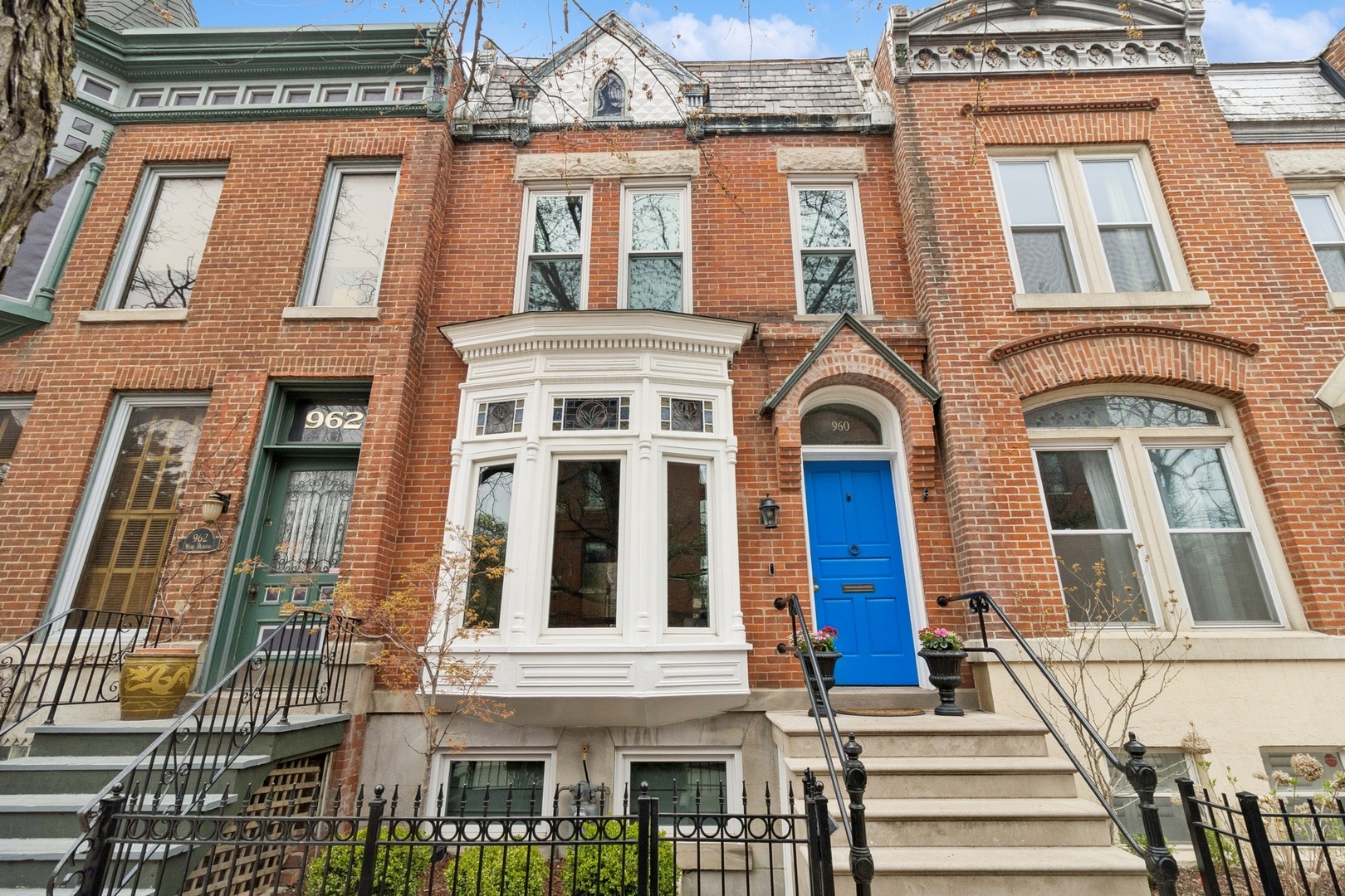 960 W DICKENS Street