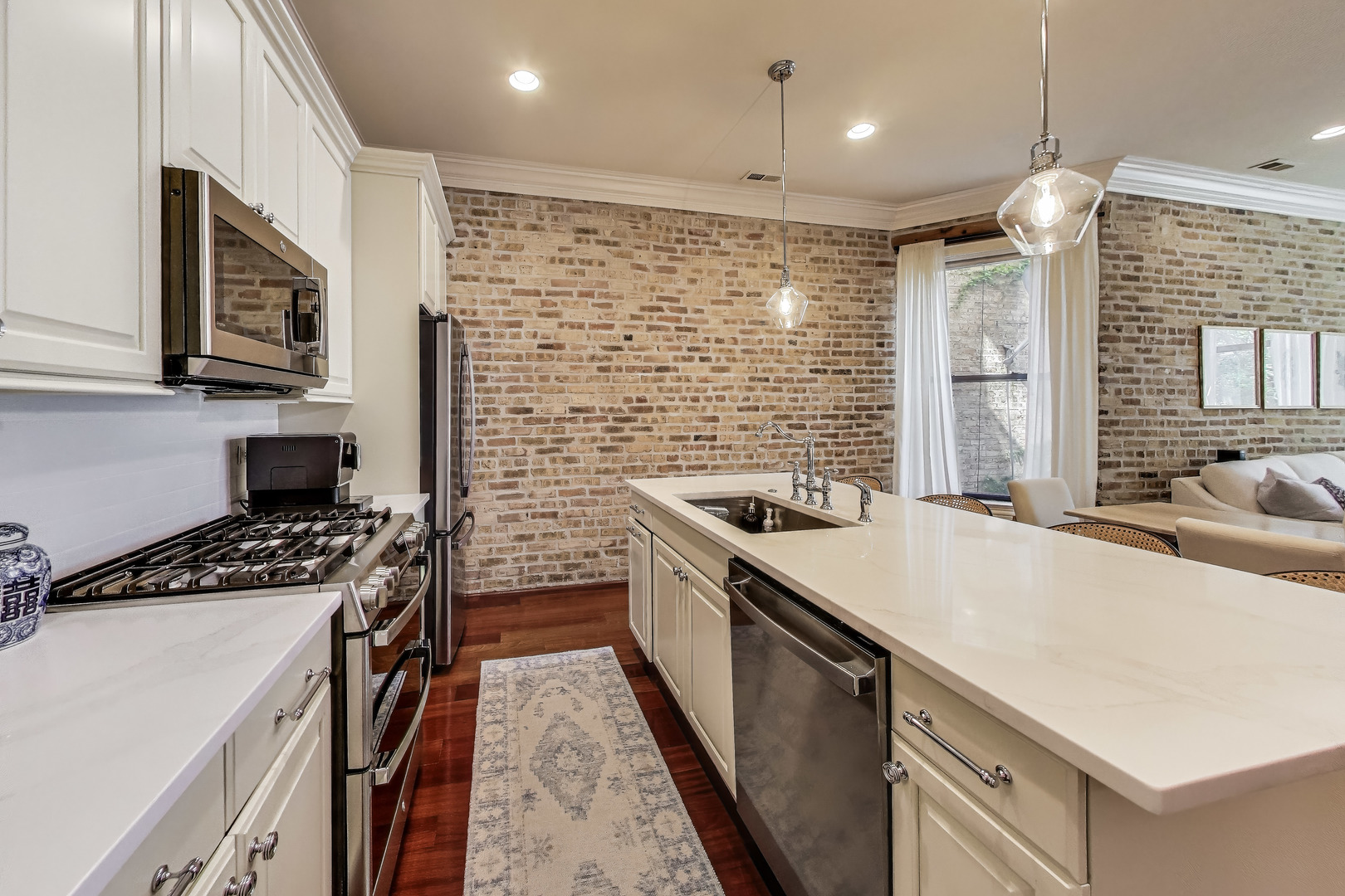 1420 W Belle Plaine Avenue Unit: 1E
